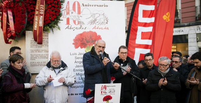 El abogado y superviviente de la matanza de Atocha Alejandro Ruiz-Huerta (4i), durante su intervención en el homenaje celebrado esta mañana en Madrid, cuando se cumplen 40 años del asesinato de cinco personas que murieron acribilladas por ultraderechistas