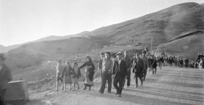 Fugitivos de Málaga por la carretera de Almería. Febrero 1937.