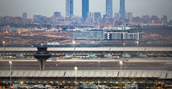 La terminal T-4 y la torre de control del aeropuerto Madrid Barajas Adolfo Suárez, con las cuatro torres al fondo. E.P.
