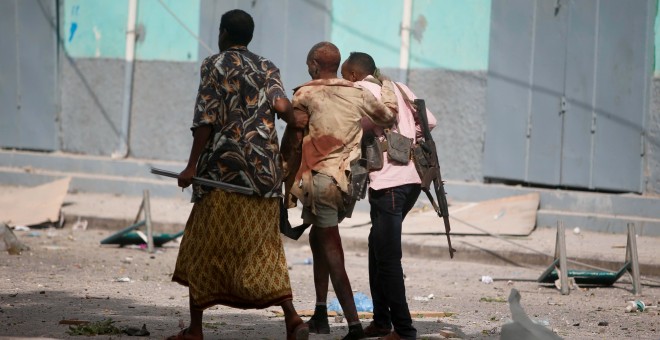 Al menos 8 muertos y 22 heridos en un atentado contra un hotel en la capital de Somalia.