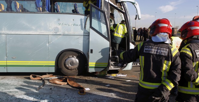 Estado en que ha quedado el autobús escolar que ha volcado esta mañana en la carretera M-506, provocando heridas leves a una veintena de menores. EFE/Víctor Lerena