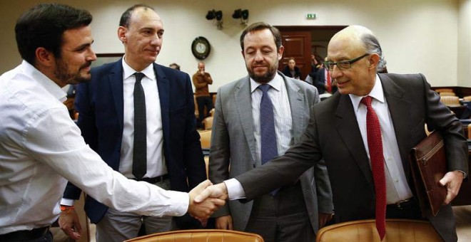 Alberto Garzón saluda al ministro de Hacienda en el Congreso. | EFE