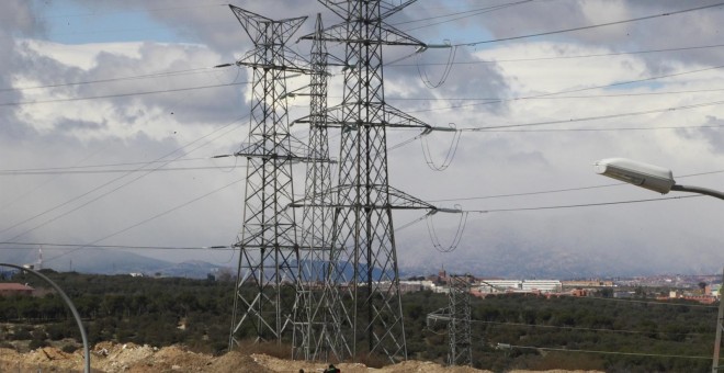 El precio de la electricidad caerá este jueves un 4%, el cuarto registro más alto en lo que va de año. Europa Press