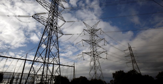 Torres de alta tensión cerca de la localidad madrileña de Galapagar/ REUTERS