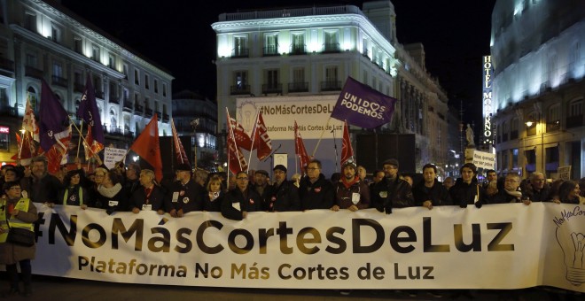 Imagen de la manifestación convocada por Podemos contra los cortes de luz / EFE