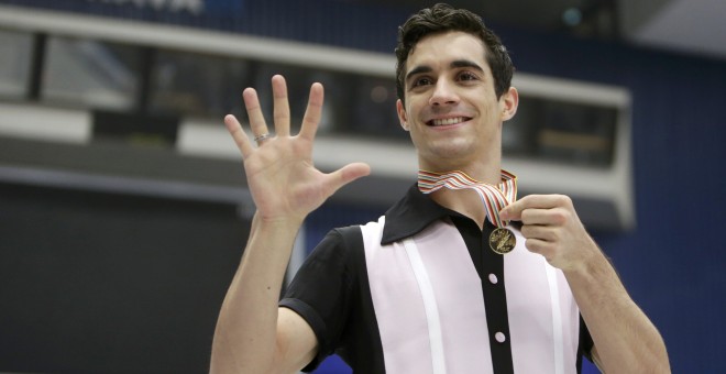 Javier Fernández celebra su quinto título como campeón de Europa de Patinaje artístico. REUTERS/David W Cerny