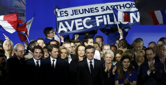 El candidato conservador francés Francois Fillon con su mujer y los miembros de su partido, al término del acto político de precampaña en París. REUTERS/Pascal Rossignol
