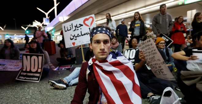 manifestación en el Aeropuerto Internacional de Los Ángeles. - REUTERS