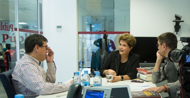 Un momento de la conversación con Dilma Rousseff. A la derecha, Juan Carlos Monedero. // CHRISTIAN GONZÁLEZ