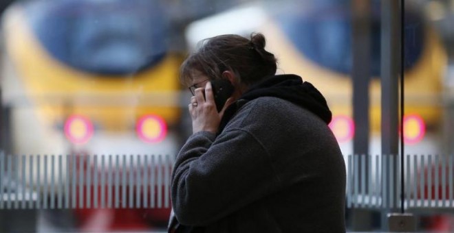 Un viajero habla por su móvil en la estación londinense de  St Pancras International. REUTERS