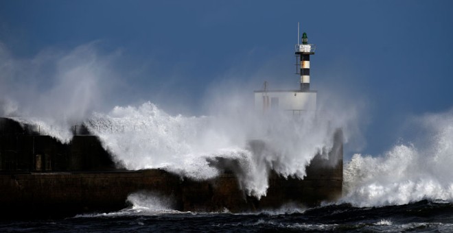 Oleaje en San Esteban de Pravia (Asturias). REUTERS/Eloy Alonso