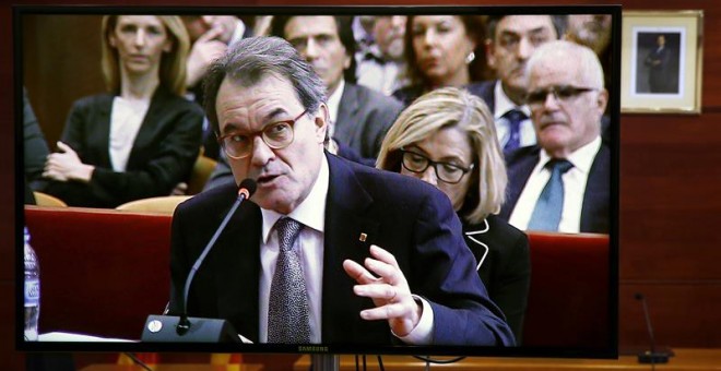 Vista de una pantalla en una de las salas de prensa, durante la declaración de Artur Mas en el juicio que el Tribunal Superior de Justicia de Catalunya/ EFE
