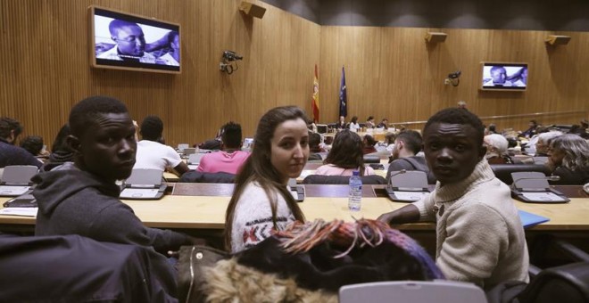 En la imagen, de izq. a dcha: Mahamadou Simakha Mali, Raquel Pérez y Arona MDoye, activistas de la Asociación Elin, en la jornada 'Dignidad y Justicia en las fronteras. Homenaje a las víctimas del Tarajal', celebrada esta tarde en el Congreso.- EFE