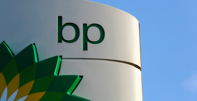 El logo de la petrolera BP en una estación de servicio en Londres. REUTERS/Luke MacGregor