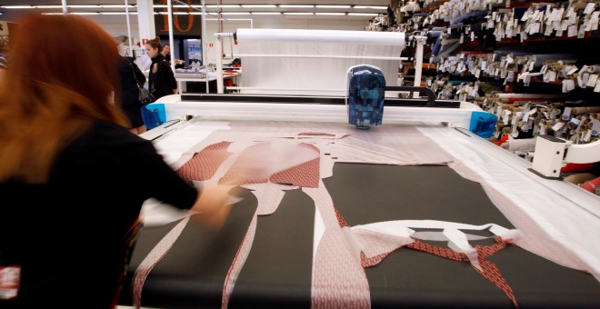 Trabajadores de una empresa textil en Madrid. REUTERS
