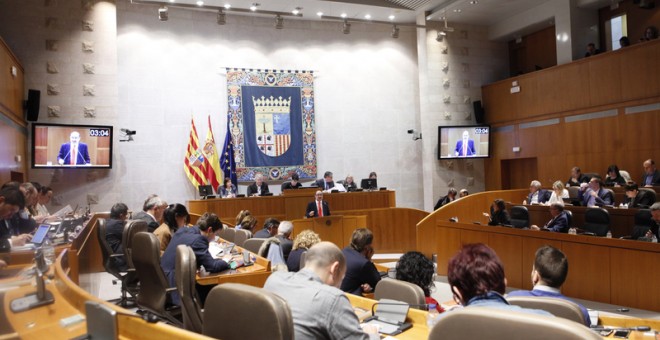 Las Cortes de Aragón han aprobado este miércoles la ley que limitará a  64.102 euros brutos el salario anual de los ejecutivos de su sector público.
