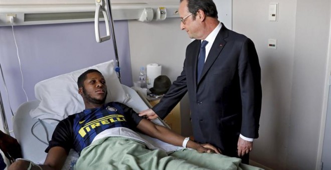 Hollande visita al joven Theo en el hospital. EFE/Arnaud Journois