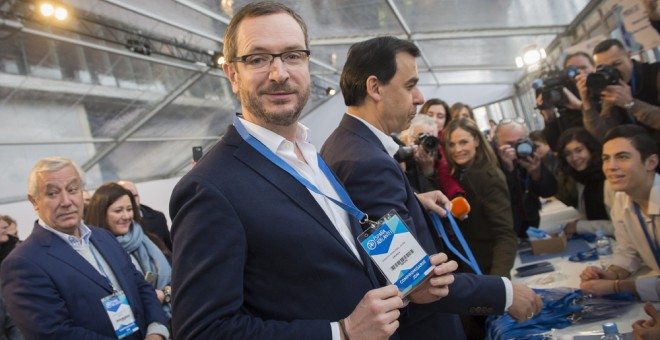 El vicesecretario de Sectorial del Partido Popular, Javier Maroto, tras retirar su credencial para el XVIII Congreso Nacional de PP  en la Caja Mágica en Madrid. EFE/Fernando Villar