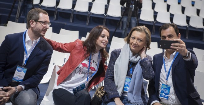 Los dirigentes del PP, Javier Maroto, Andrea Levy,Luisa Fernanda Rudí y Fernando Martínez-Maillo, se hacen un selfi durante la visita que realizaron a la Caja Mágica, dondese celebra el XVIII Congreso Nacional de PP . EFE/Fernando Villar