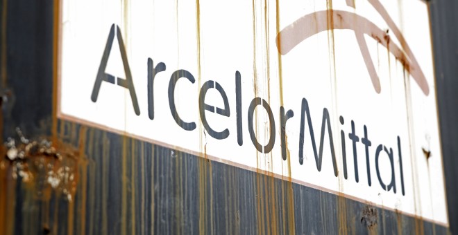 El logo de la siderúrgica de Arcelor Mittal en su planta en la localidad bosnia de Zenica. REUTERS