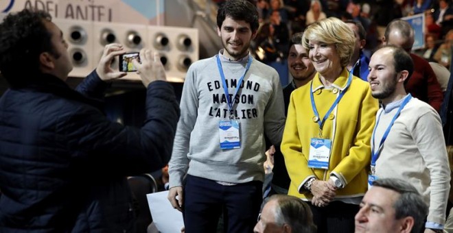 La portavoz del PP en el Ayuntamiento de Madrid, Esperanza Aguirre posa con dos simpatizantes, durante el XVIII Congreso nacional del PP. EFE/JuanJo Martín