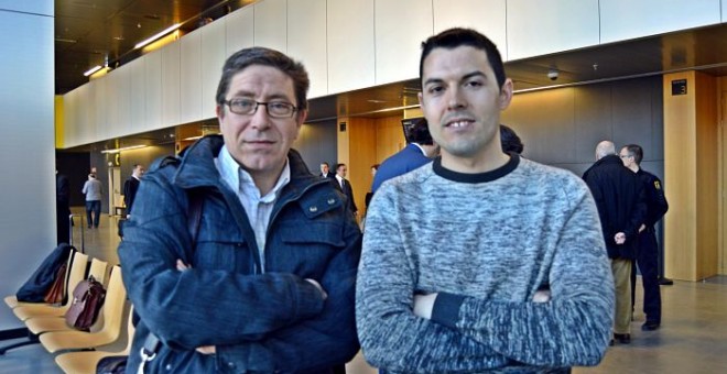 Adrián Tello (dcha), de Cha, intenta poner orden en el Ayuntamiento de La Muela, a cuya alcaldía llegó en 2015.