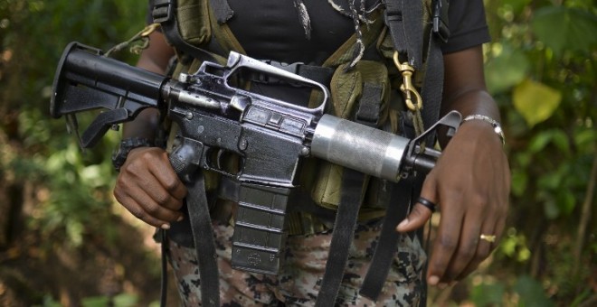 Una guerrillera del ELN en el departamento de Choco, en Colombia. - AFP