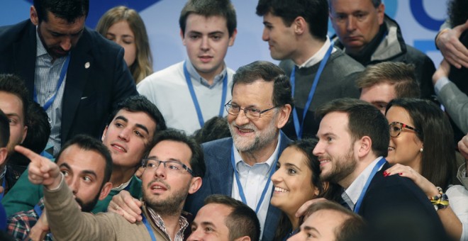 El presidente del Gobierno y líder del PP, Mariano Rajoy,con los miembres de las Nuevas Generaciones (NNGG) ,durante la segunda jornada del XVIII Congreso nacional del partido que se celebra en la Caja Mágica, en Madrid. EFE/Javier Lizón