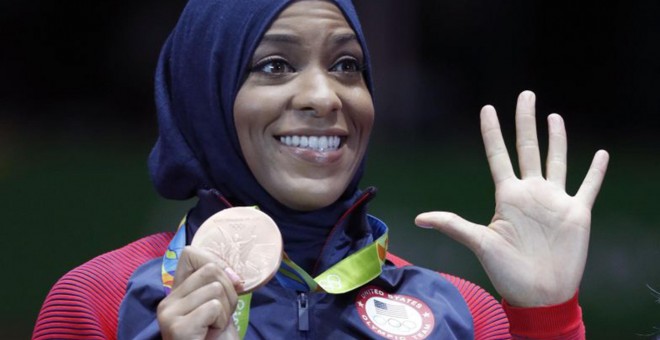 Ibtihaj Muhammad, la primera medallista de EEUU que compite con velo. AP
