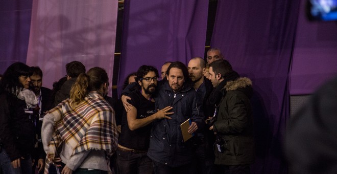 ablo Iglesias, con el espontáneo que intentó subir al escenario de la Asamblea Ciudadana Estatal de Podemos en Madrid, JAIRO VARGAS