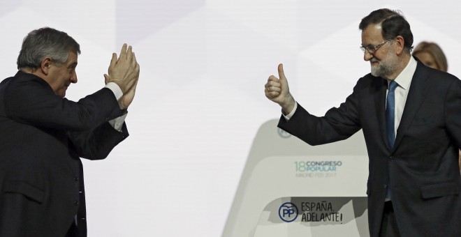 El presidente del Parlamento Europeo, el italiano Antonio Tajani, y el presidente del Gobierno y del PP, Mariano Rajoy, durante la segunda jornada del XVIII Congreso nacional del partido, en la Caja Mágica de Madrid. EFE/JuanJo Martín