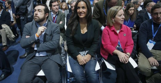 Begoña Villacís (c), Ana Oramas (d) y Miguel Gutiérrez asisten al acto de clausura del XVIII Congreso nacional del PP. EFE/Javier Lizón