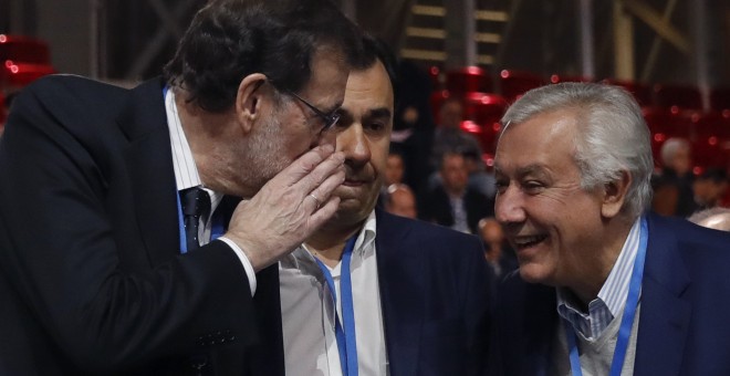 Mariano Rajoy hace una confidencia a Javier Arenas con Fernandez-Maíllo de testigo. EFE/Juanjo Martín