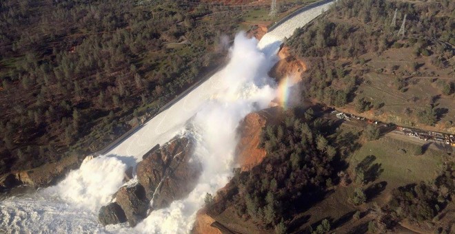 Fotografía aérea de la presa Oroville. - REUTERS