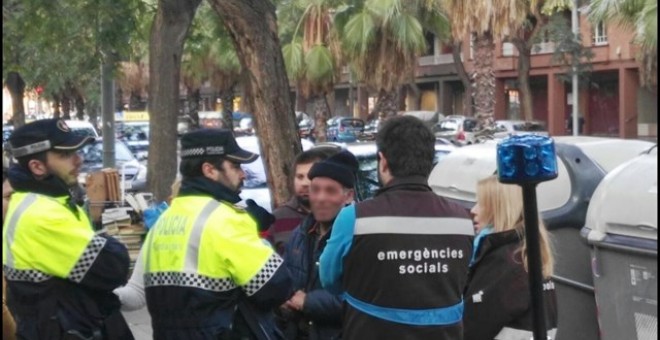 Agentes de la Guardia Urbana y miembros de Emergencias Sociales, junto al indigente humillado por el 'youtuber' Reset. - EUROPA PRESS
