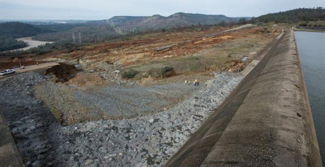 Trabajadores inspeccionan los daños existentes bajo el aliviadero auxiliar de la presa del Lago Oroville en Butte County, California (Estados Unidos). EFE/Kelly M. Grow