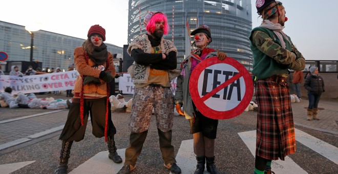 Un manifestante en contra del CETA disfrazado de payaso en Estrasburgo, Francia. / REUTERS