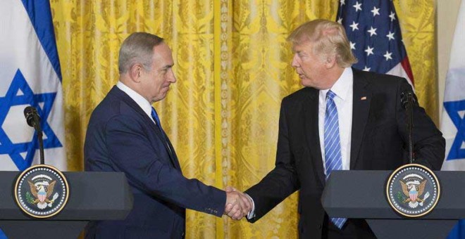 El presidente de Estados Unidos, Donald J. Trump (derecha), estrecha la mano del primer ministro israelí, Benjamin Netanyahu (izquierda). | MICHAEL REYNOLDS (EFE)
