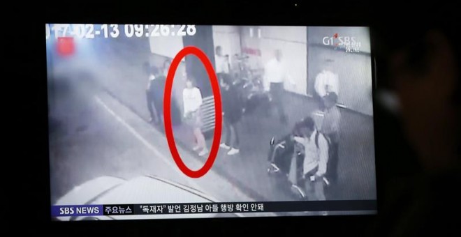 Imagen de un informativo surcoreano que muestra a una de las supuestas responsables del asesinato del hermano de Kim Jong-un. - EFE