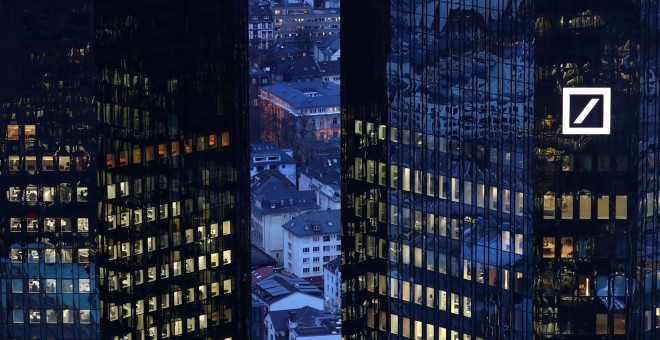 La sede de Deutsche Bank en Frankfurt de noche, Alemania. / REUTERS