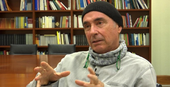 Lluís Llach durant l'entrevista a un despatx del Parlament