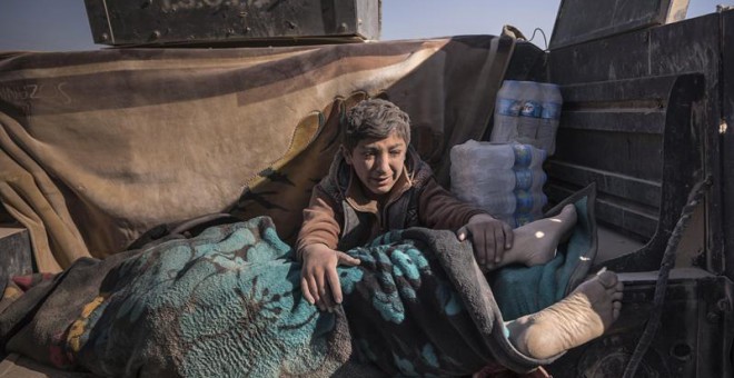 Un niño que se abraza al cadáver de su padre, asesinado por el Estado Islámico, a su llegada a un hospital de Mosul, en Irak (foto premiada por World Press Photo). / NYT - Sergey Ponomarev