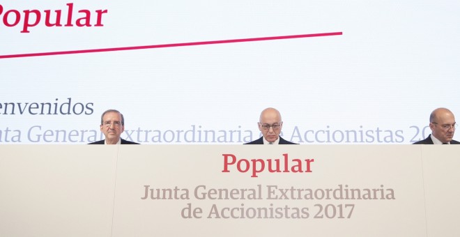 El vicepresidente del Banco Popular, Roberto Higuera (c), junto al secretario del Consejo, Francisco Aparicio (i) y el consejero delegado, Pedro Larena (d), durantela junta extraordinaria de accionistas del banco. EFE/Mariscal