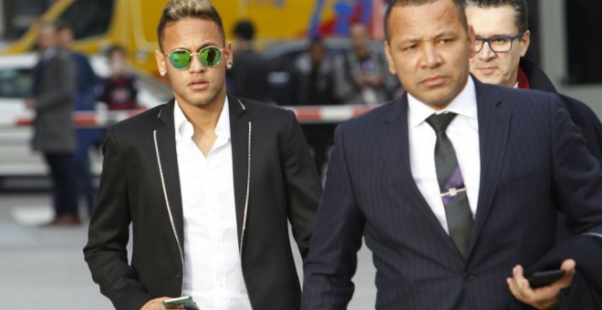 Neymar y su padre cuando declararon en la Audiencia Nacional. /EFE