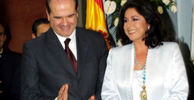 Isabel Pantoja, junto al entonces presidente de la Junta, Manuel Chaves, el día de la entrega de la Medalla de Andalucía. EFE