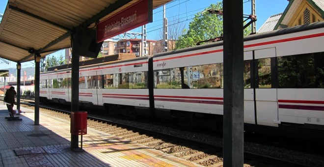 Un tren de Cercanías de Renfe en una estación en el País Vasco. E.P.