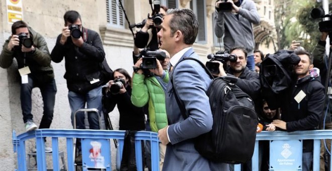 Iñaki Urdangarin a su llegada a la Audiencia de Palma con una mochila al hombro. | BALLESTEROS (EFE)