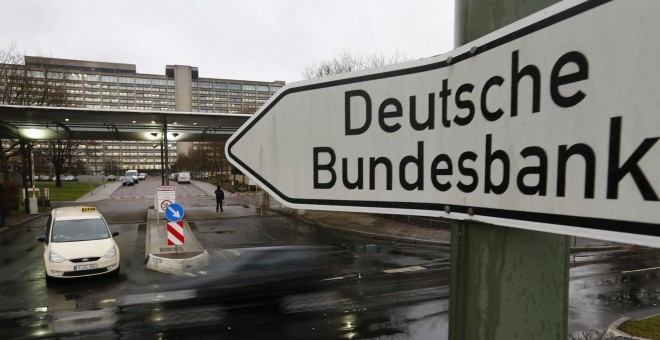 Entrada de la sede del Bundesbank, el banco central alemán, en Fráncfort. REUTERS