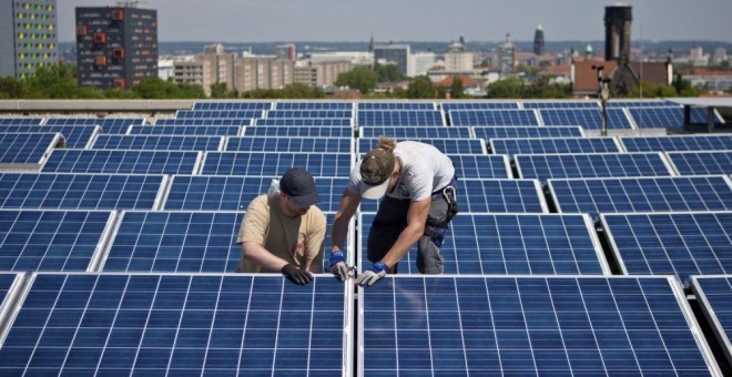 Plaques solar al terrat d'un edifici. EFE