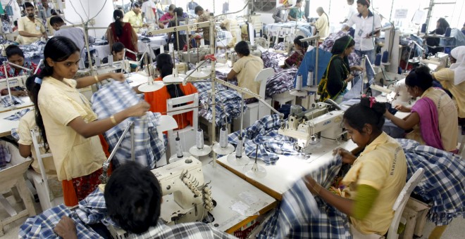 Trabajadores del textil en una fábrica de Blangadesh. NEWSWEEKME